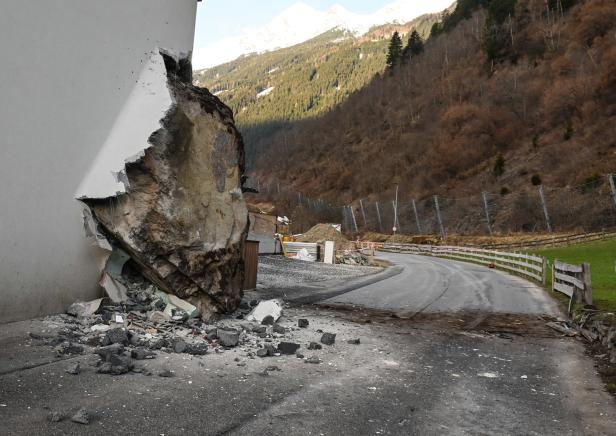 Tirol: Riesiger Felsblock kracht in Haus