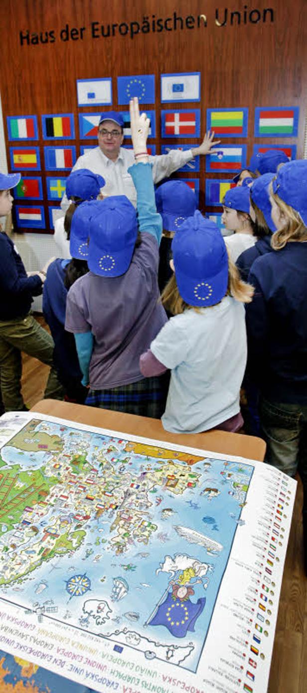 Eine Gruppe von Kindern besucht das „Haus der Europäischen Union“.