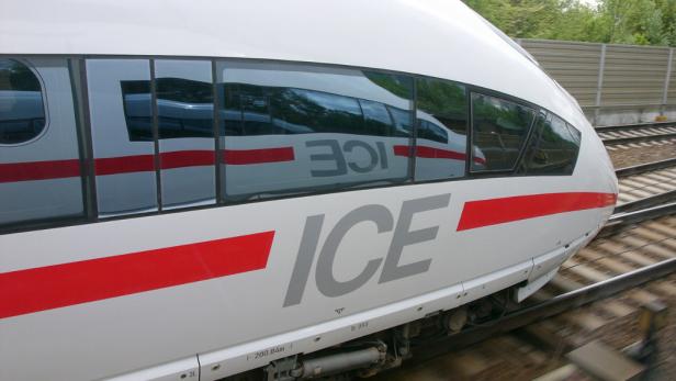 Ein ICE-Hochgeschwindigkeitszug der Deutschen Bahn auf einer Bahnstrecke.