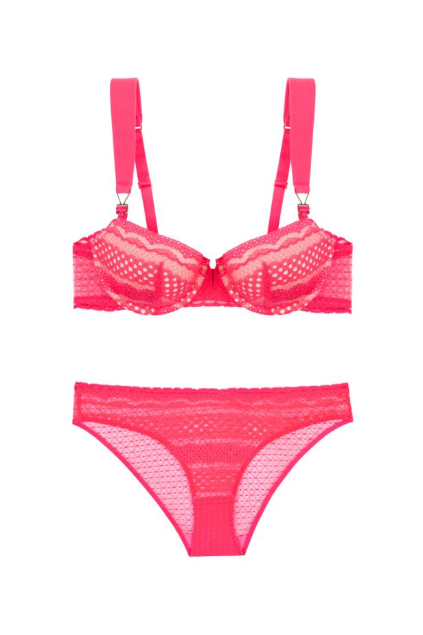 Ein pinkfarbenes Spitzen-Dessous, bestehend aus BH und Slip.