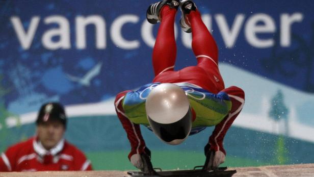 Ein Skeleton-Athlet fährt kopfüber eine Eisbahn hinunter.