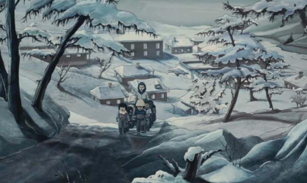 Eine Gruppe von Kindern wandert mit einer Aufseherin durch eine verschneite Landschaft.