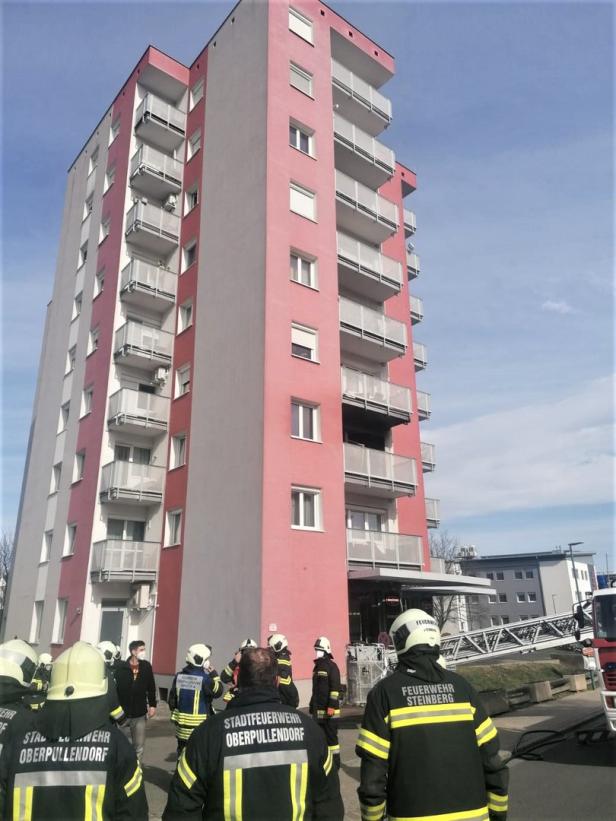 Großeinsatz der Feuerwehr bei Brand in Hochhaus