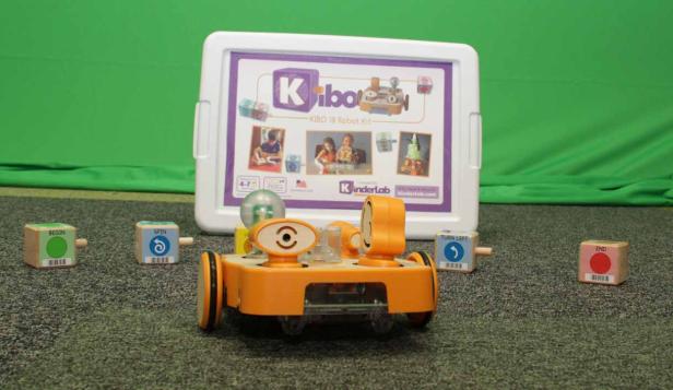 Ein KIBO-Roboter-Kit mit Programmierblöcken auf einem Teppich.