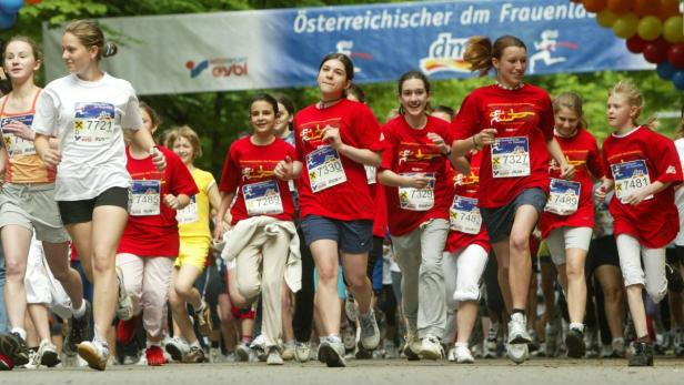 Eine Gruppe junger Frauen nimmt an einem dm Frauenlauf teil.