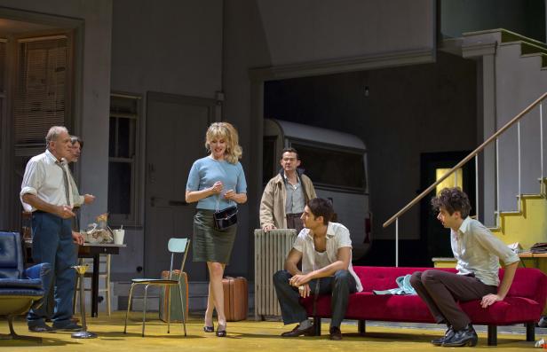 Szene aus einem Theaterstück mit mehreren Schauspielern auf einer Bühne.