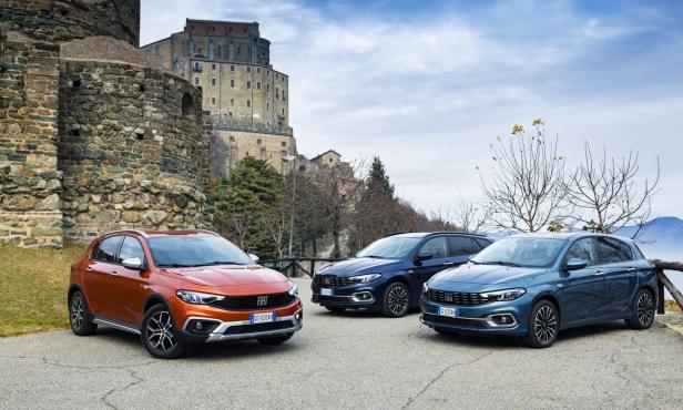 Drei Fiat-Autos stehen vor der Sacra di San Michele in Italien.