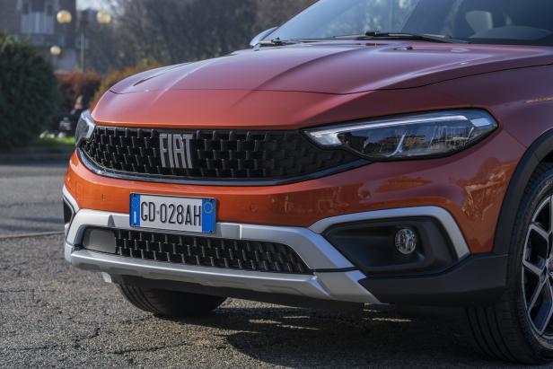 Nahaufnahme der Frontpartie eines orangefarbenen Fiat-Autos.