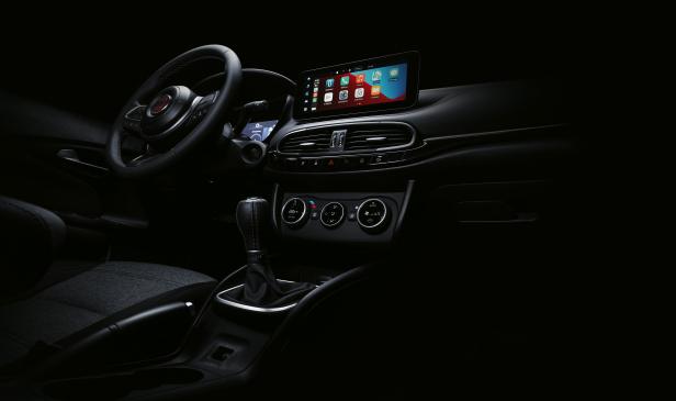Innenraum eines Fiat Tipo Cross mit Fokus auf Armaturenbrett und Infotainment-System.