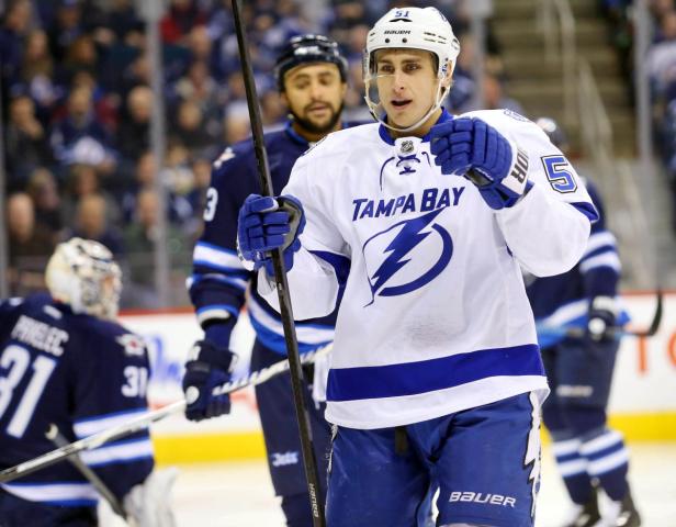 Ein Eishockeyspieler der Tampa Bay Lightning im Spiel.