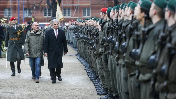 Eine Ehrenformation des österreichischen Bundesheeres bei einer Parade.