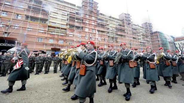 Eine Militärkapelle marschiert vor dem Karl-Marx-Hof in Wien.