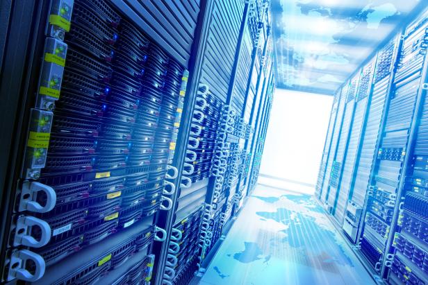 Ein Serverraum mit blinkenden Lichtern und einer Weltkarte im Hintergrund.