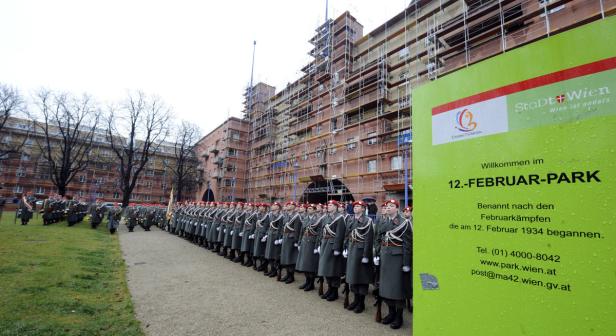 Eine Militärkapelle steht vor dem 12.-Februar-Park in Wien.