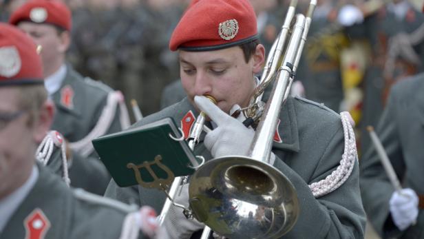 Ein Musiker in Uniform spielt Posaune.
