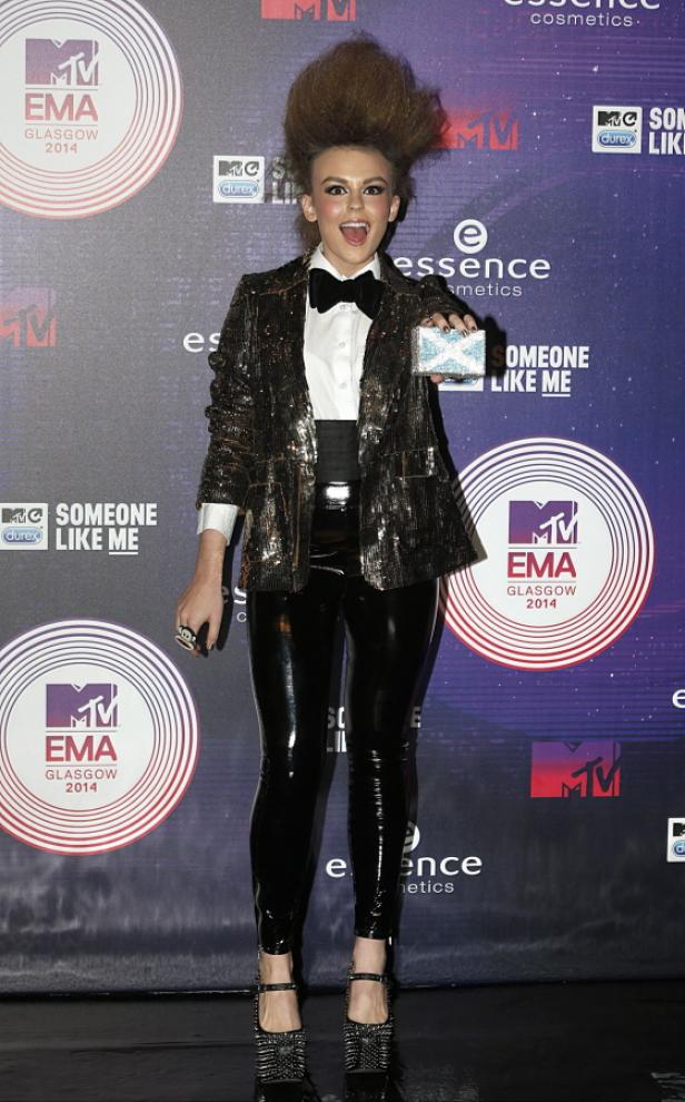 Eine Frau im glänzenden Outfit posiert bei den MTV EMA 2014 in Glasgow.