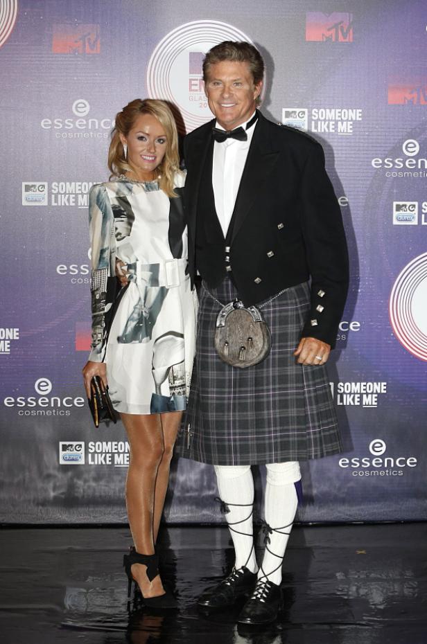 David Hasselhoff im Kilt mit einer Frau auf einer Veranstaltung.