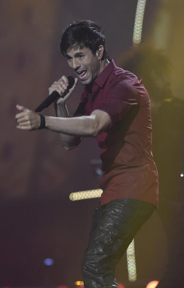 Enrique Iglesias singt während eines Konzerts in ein Mikrofon.
