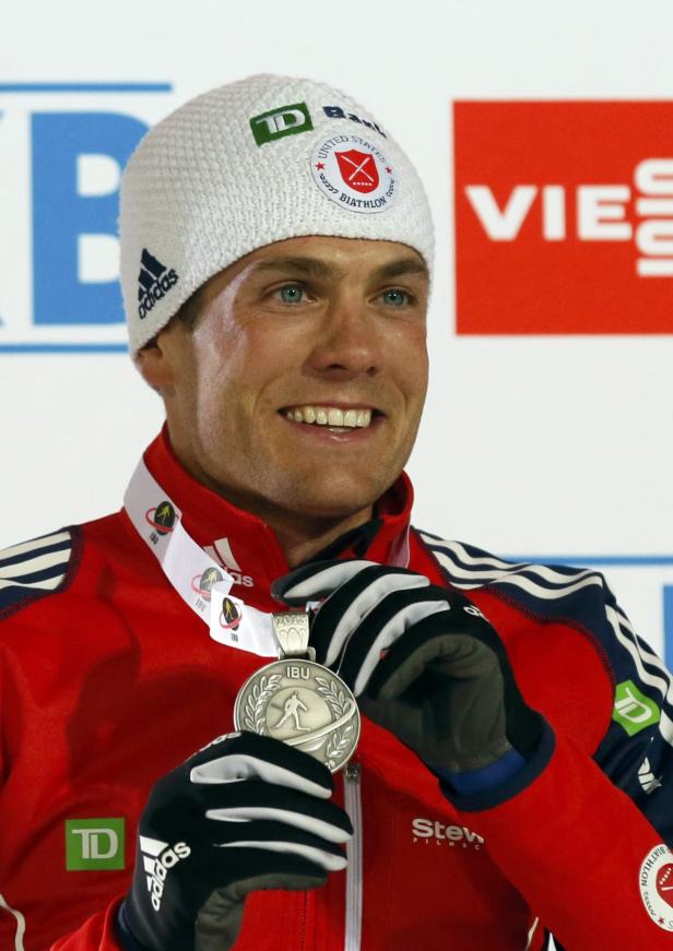 Ein Biathlet der US-Nationalmannschaft mit einer Silbermedaille der IBU.