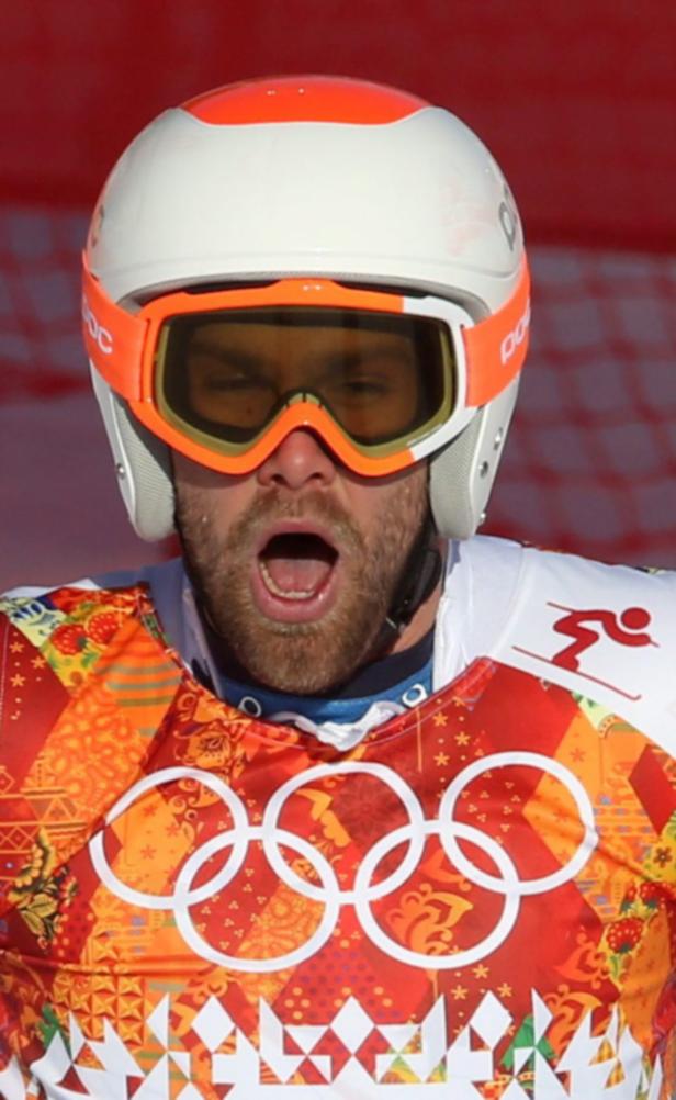 Ein Skifahrer mit offenem Mund, der einen Helm und eine Skibrille trägt.