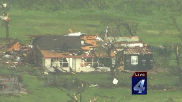 Ein Haus wurde durch einen Sturm oder Tornado schwer beschädigt.
