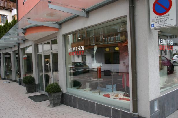 Das Helmut Eder Outlet mit Schaufenster und Kurzparkzone.