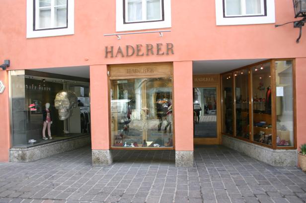 Die Fassade eines Geschäfts mit dem Namen Haderer und Schaufenstern.