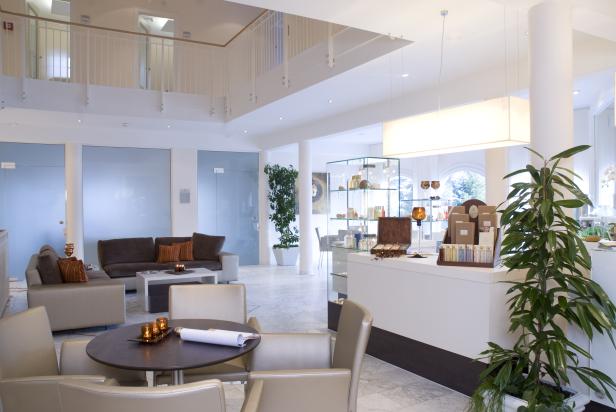 Ein heller Empfangsbereich mit Sitzgelegenheiten und einer Rezeption.