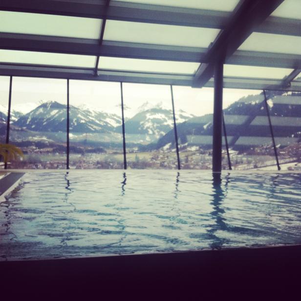 Ein Schwimmbad mit Blick auf schneebedeckte Berge.