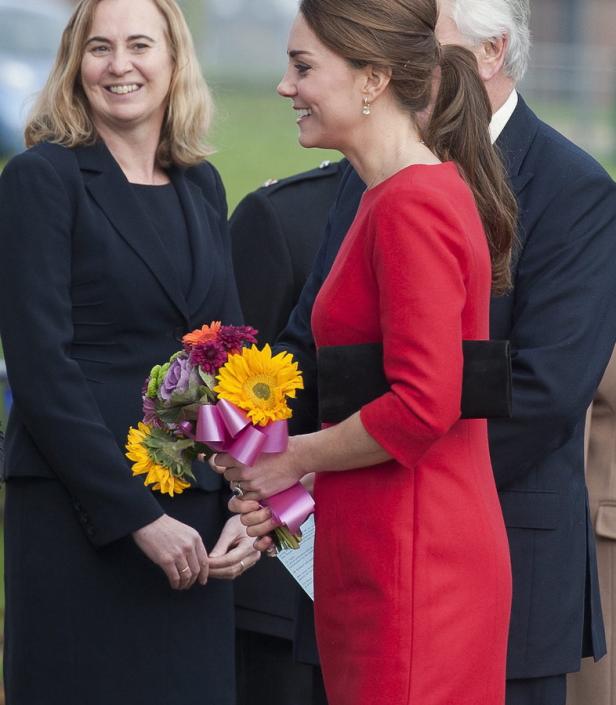 Catherine, Princess of Wales, hält einen Blumenstrauß in der Hand.