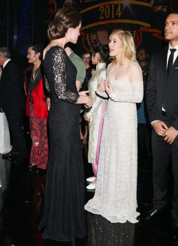 Kate Middleton und Ellie Goulding unterhalten sich auf einer Veranstaltung.