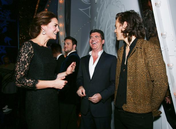 Kate Middleton, Simon Cowell und Harry Styles lächeln bei einer Veranstaltung.