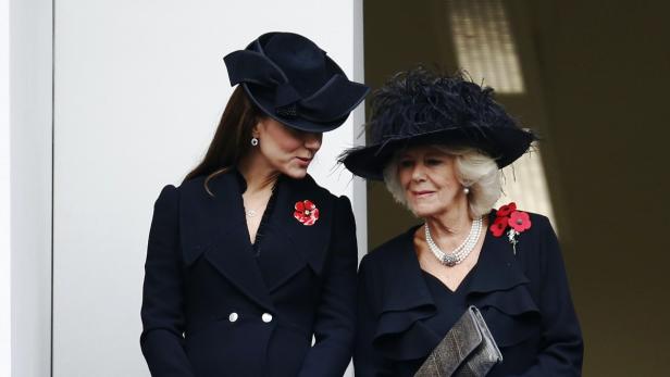 Catherine, Princess of Wales, und Königin Camilla tragen Hüte und Mohnblumen.