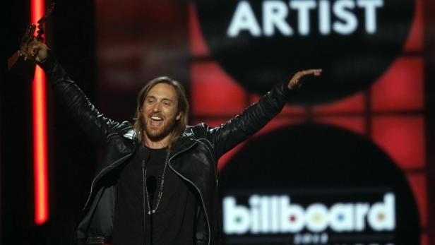 David Guetta hält bei den Billboard Music Awards eine Trophäe in der Hand.