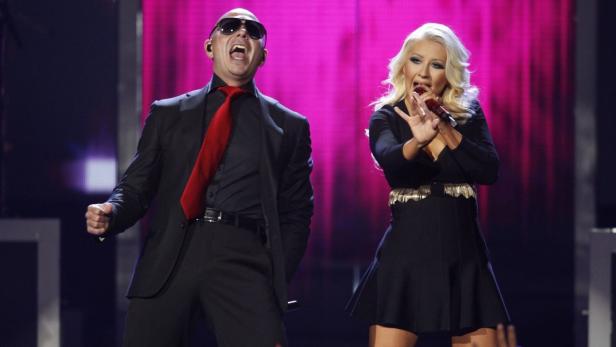 Pitbull und Christina Aguilera treten gemeinsam auf einer Bühne auf.