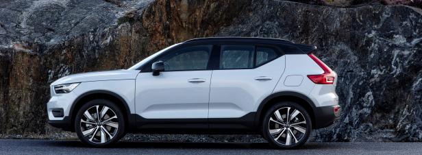 271703_volvo_xc40_recharge_p8_awd_in_glacier_silver.jpg