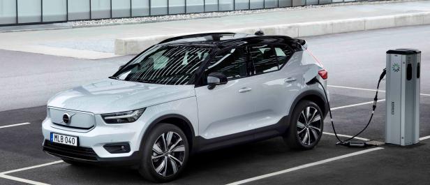 271709_volvo_xc40_recharge_p8_awd_in_glacier_silver.jpg