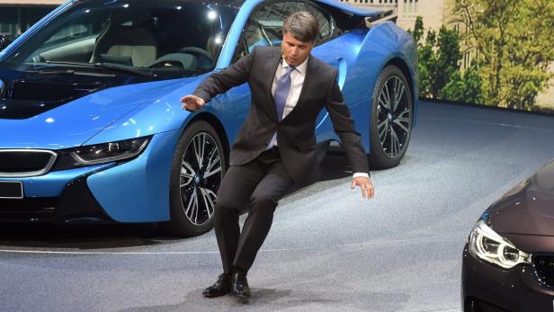 xyz Kreislaufkollaps auf Bühne: Zustand von BMW-Chef stabil