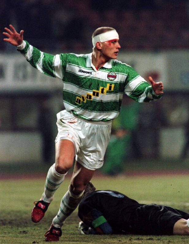 Carsten Jancker of SK Rapid Vienna jubilates after scoring the first goal during the European Cupwin..