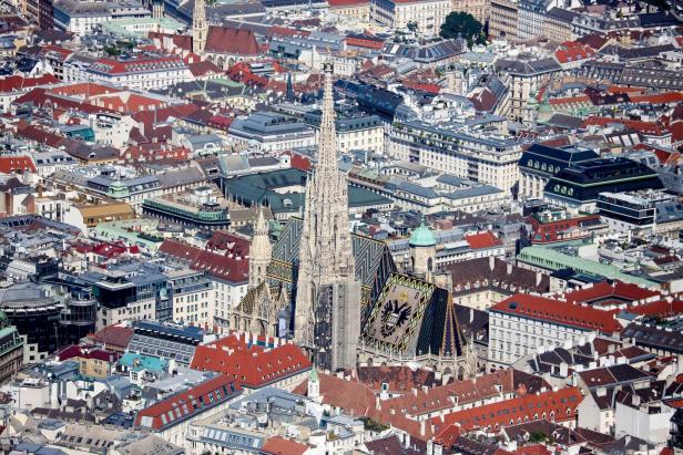 Luftaufnahme des Stephansdoms inmitten der Wiener Innenstadt.