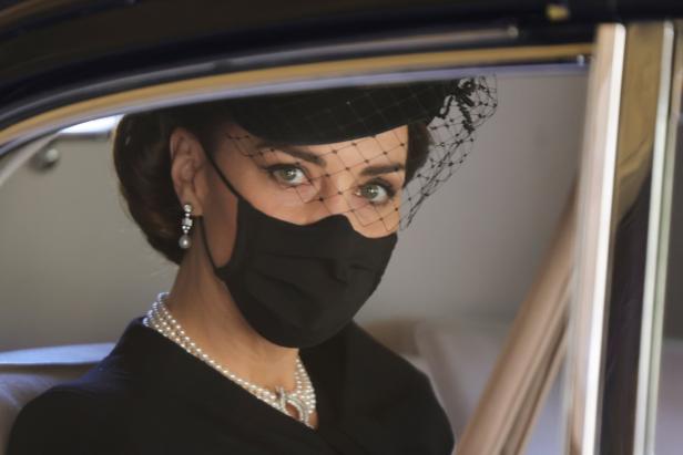 Nach Queen-Tod: Warum trauernde Royals Perlenschmuck tragen