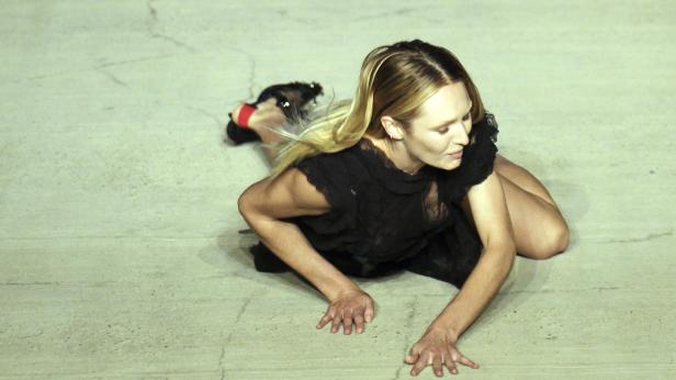 Candice Swanepoel: Topmodel geht zu Boden