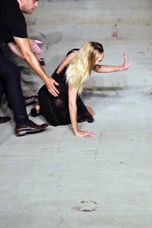 Candice Swanepoel: Topmodel geht zu Boden