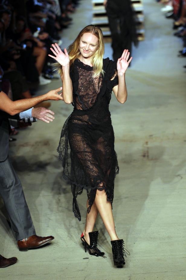 Candice Swanepoel: Topmodel geht zu Boden