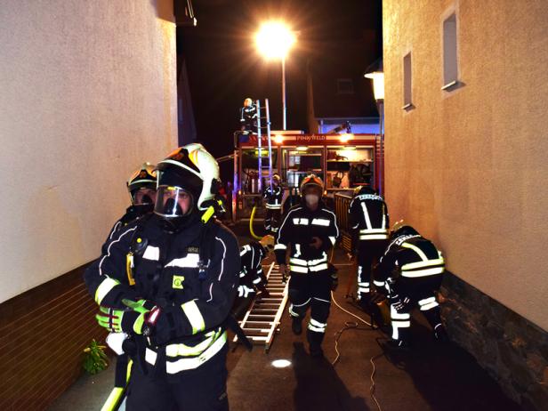 Feuerwehr rettete bewusstlose Frau aus brennendem Haus