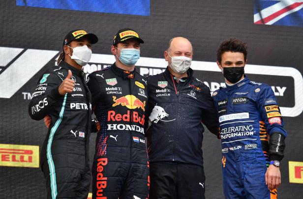 Chaos-Rennen in Imola: Red-Bull-Star Verstappen siegt vor Hamilton