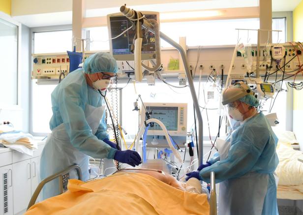 Covid-Patienten liegen im Schnitt 21 Tage lang im Spital