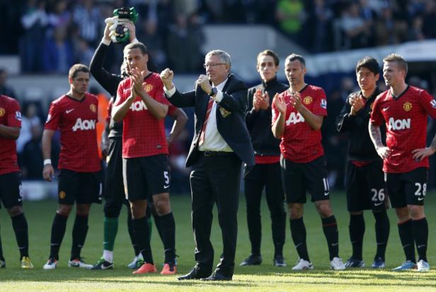 Sir Alex Ferguson und die Mannschaft von Manchester United applaudieren.