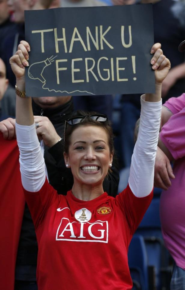 Eine Frau im Manchester United Trikot hält ein Schild mit der Aufschrift „Thank U Fergie!“.
