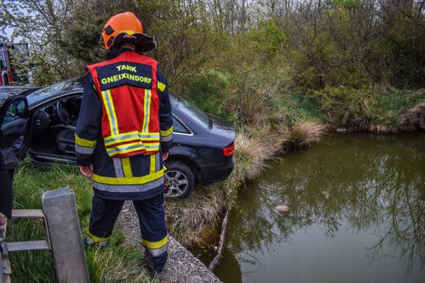 Kremser Feuerwehr bewahrt Auto vor Absturz in Löschteich